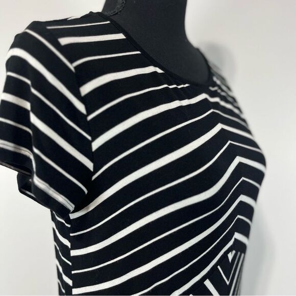 Cable & Gauge Asymmetrical Striped Top Size Medium Women’s Black and Wbite- Flaw - Picture 2 of 11